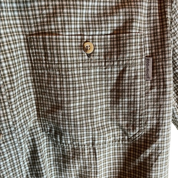NWT Men’s Woolrich Button down size Medium - Picture 4 of 7